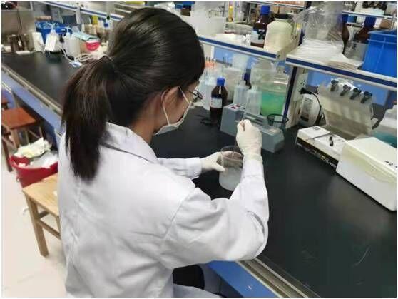 近日,由鲁新建材,济南大学合作研发的农膜纳米转光剂产品完成小试